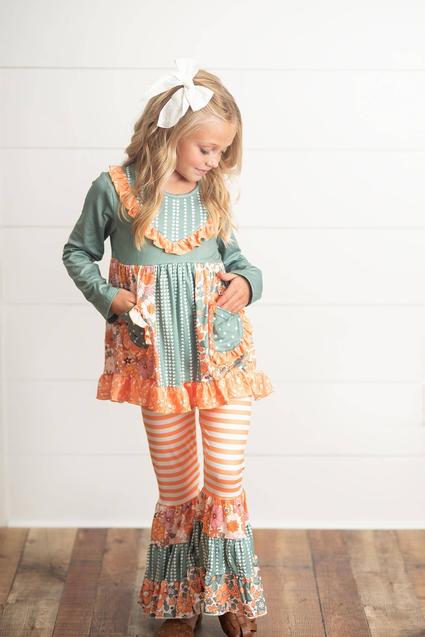 Kids Sage Floral Pocket Two Piece Bell Bottom Ruffle Set: 3/4