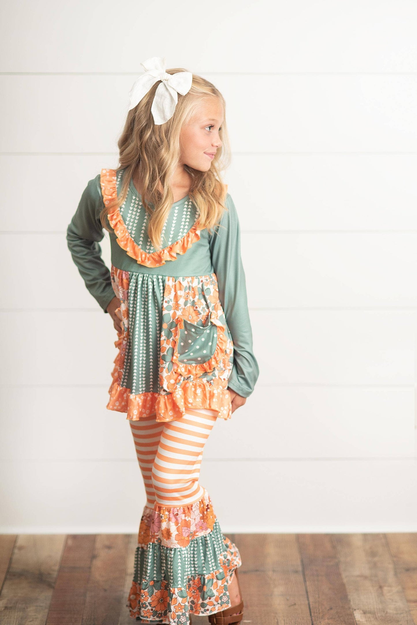 Kids Sage Floral Pocket Two Piece Bell Bottom Ruffle Set: 3/4