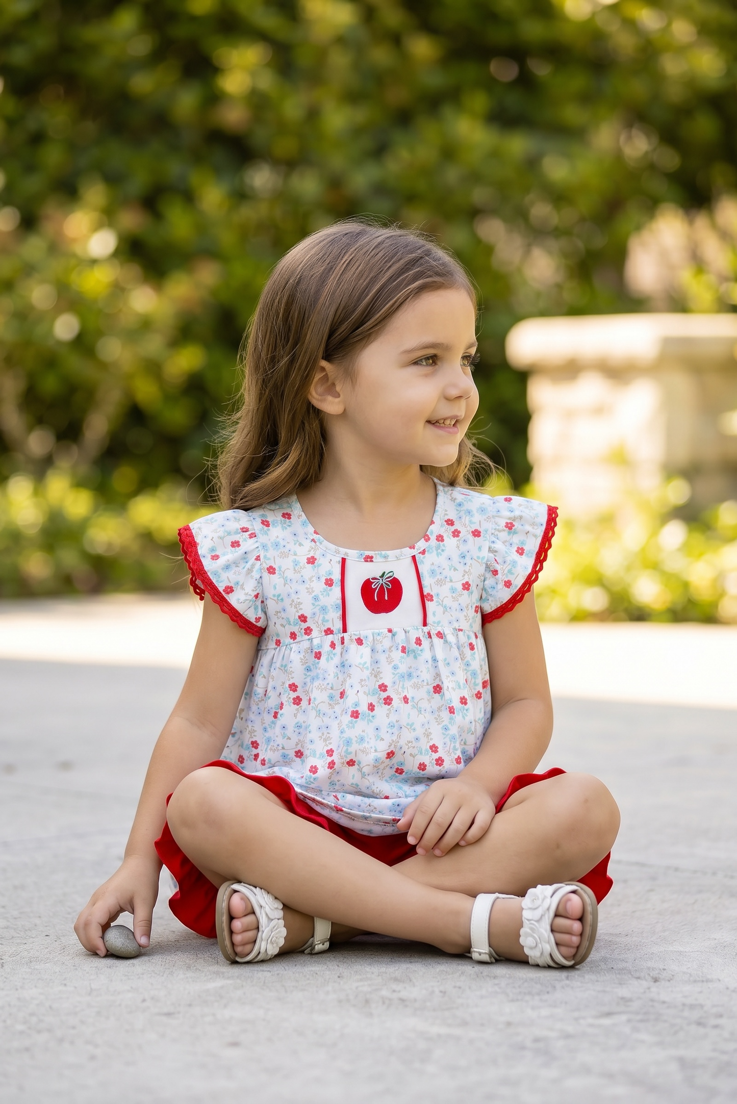 Red apple applique floral tunic & red shorts. OFG60559